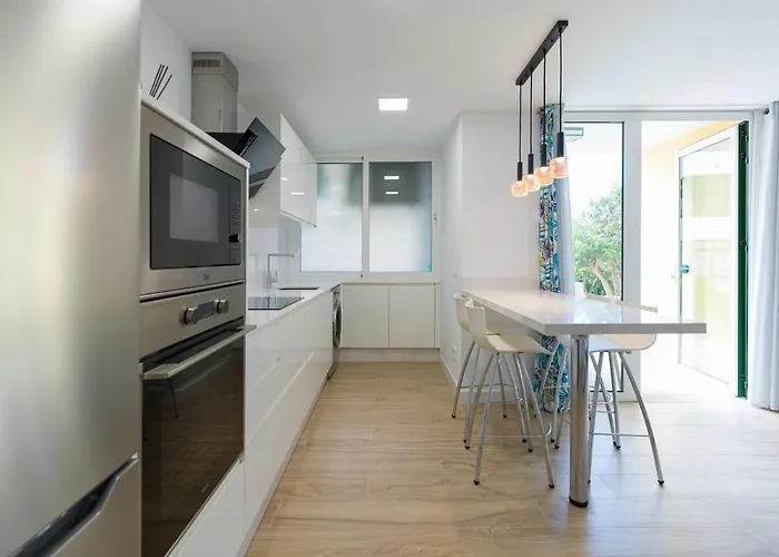 Olas بلايا ديل إنغلز